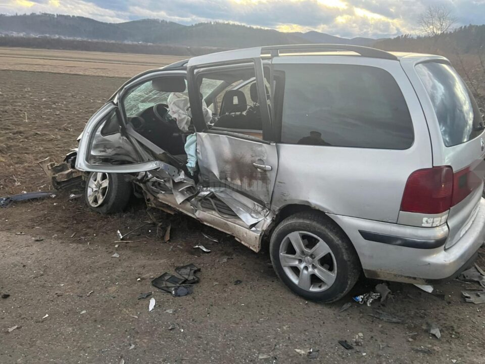 Doi adulți și un minor, răniți într-un accident rutier