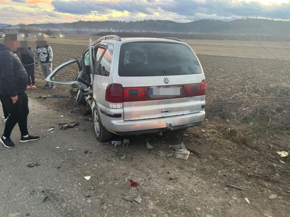 Doi adulți și un minor, răniți într-un accident rutier