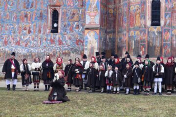 Gospodari din comuna Vatra Moldoviței au urat la Mănăstirea Moldovița