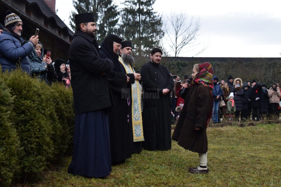 Gospodari din comuna Vatra Moldoviței au urat la Mănăstirea Moldovița