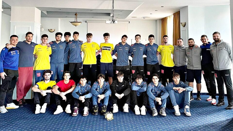 Opt suceveni sunt prezenți în delegația echipei naționale de handbal juniori a României la turneul de calificare de la Viena Opt suceveni sunt prezenți în delegația echipei naționale de handbal juniori a României la turneul de calificare de la Viena