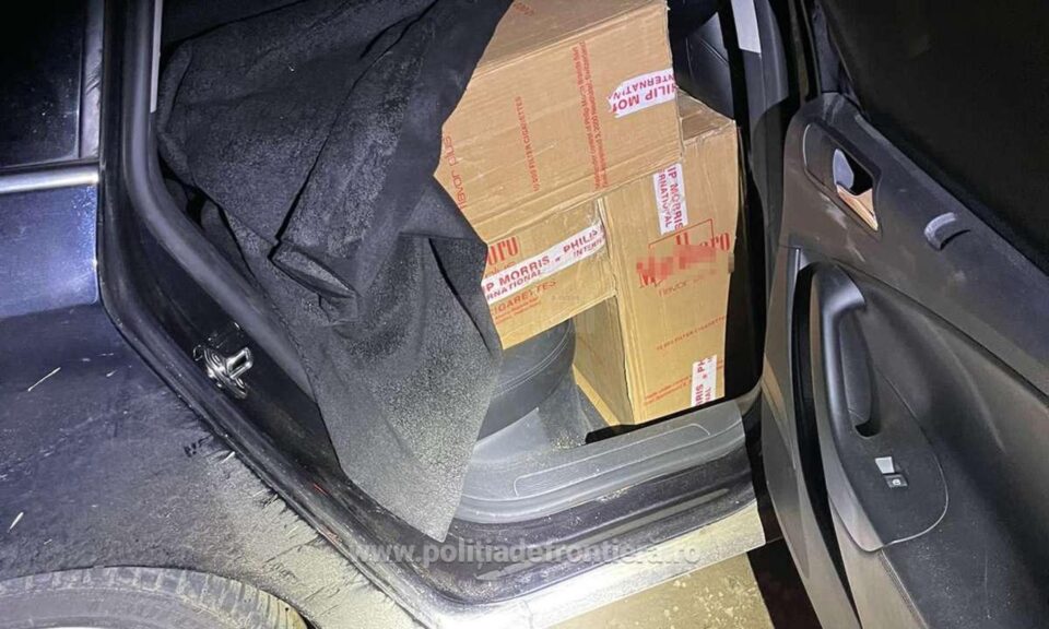 Mașină cu țigări de contrabandă, abandonată
