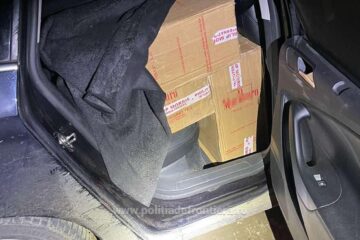 Mașină cu țigări de contrabandă, abandonată