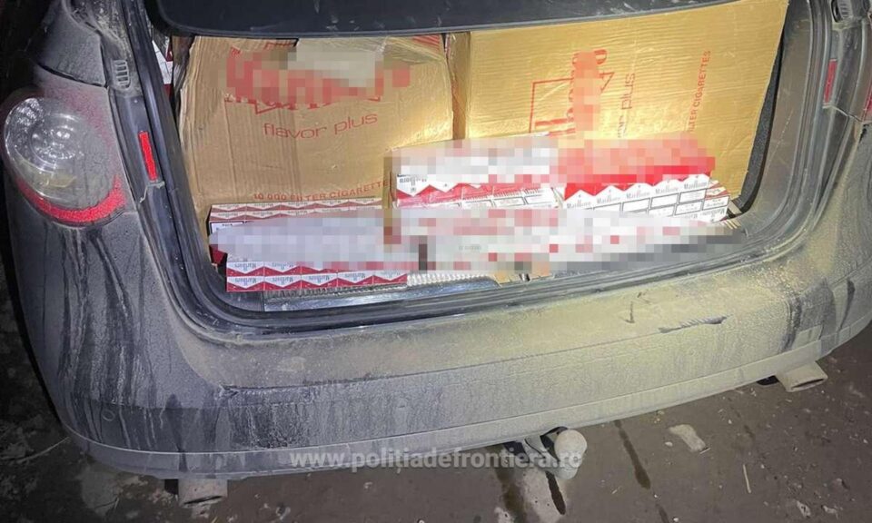 Mașină cu țigări de contrabandă, abandonată