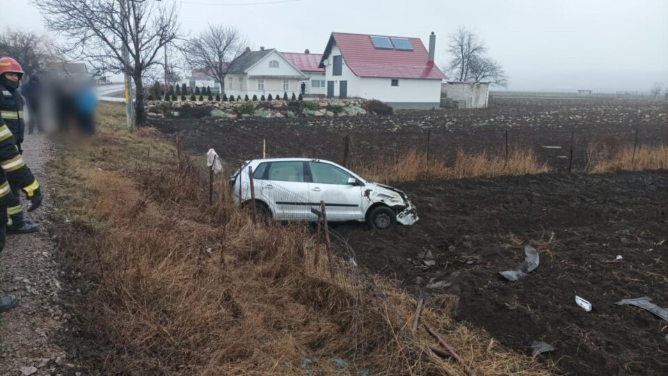 Un șofer de 82 de ani a rămas încarcerat în mașina care s-a răsturnat