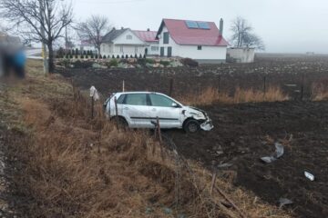 Un șofer de 82 de ani a rămas încarcerat în mașina care s-a răsturnat