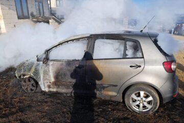 Mașină incendiată în mod intenționat în plină zi