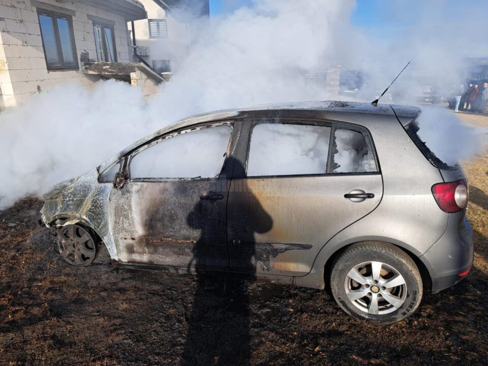 Mașină incendiată în mod intenționat în plină zi