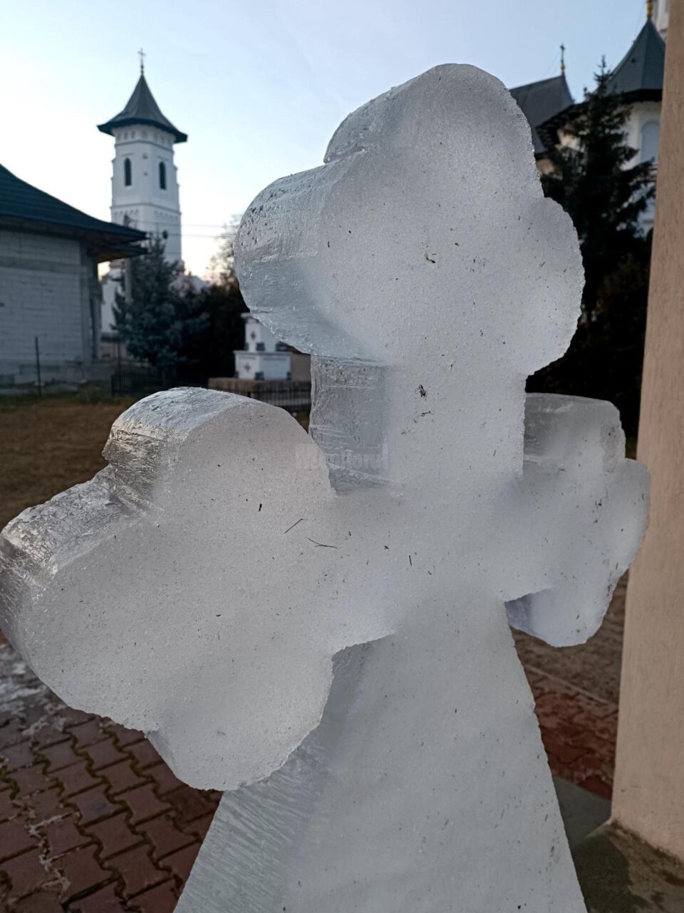 Crucea de gheata in preajma bisericii Sf. Gheorghe din Bosanci
