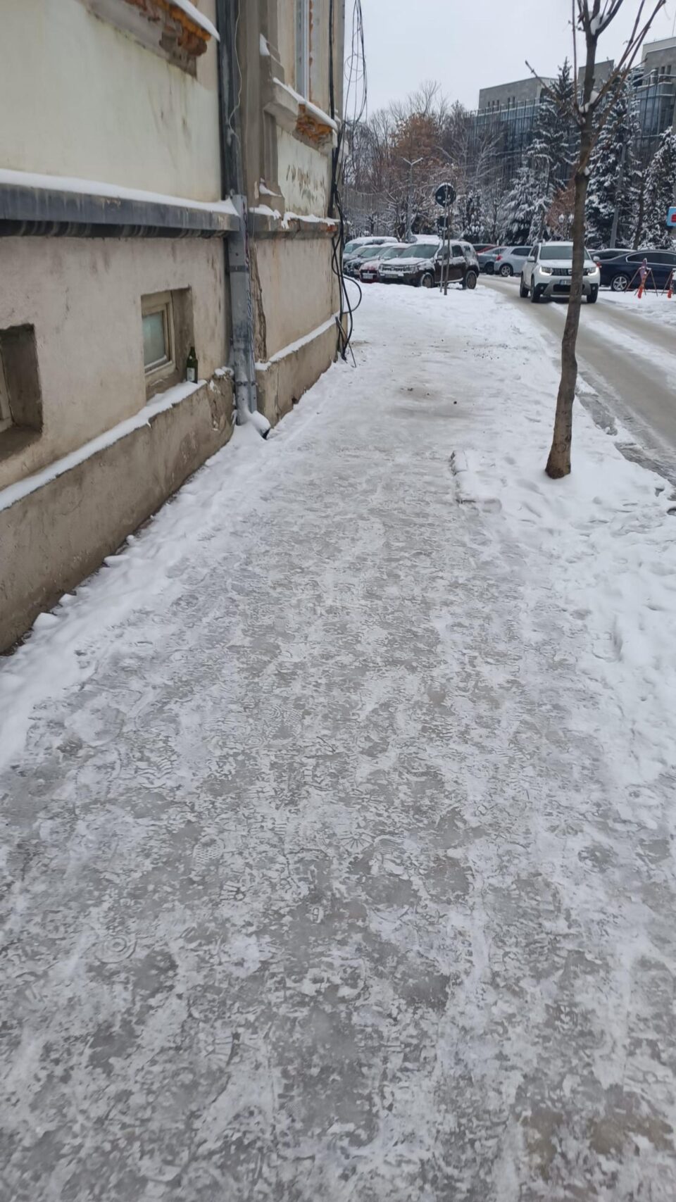 Strat periculos de gheață pe majoritatea străzilor și trotuarelor după fenomenele meteo de la finele săptămânii