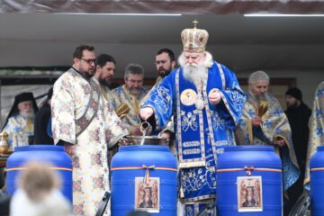 Sfânta Liturghie a fost săvârșită de Înaltpreasfințitul Părinte Calinic, Arhiepiscop al Sucevei și Rădăuților