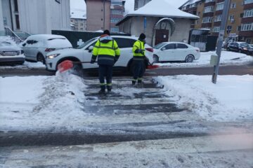24 de muncitori de la salubrizare, plus utilejele mici lucrează la îndepărtarea zăpezii și gheții de pe trotuare, cu prioritate la trecerile de pietoni și stații de transport public