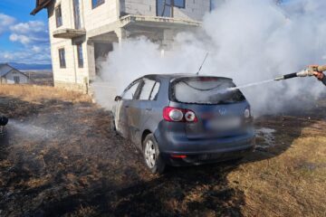 Autoturismul VW Golf incendiat