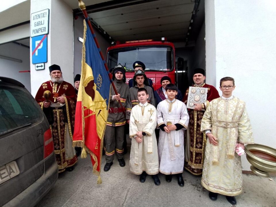 Preoții împreună cu pompierii voluntari bosânceni în procesiune la Remiza de Pompieri