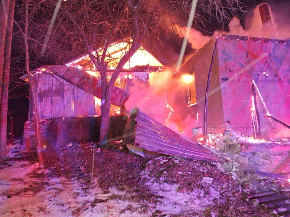 Casă distrusă de un puternic incendiu