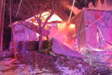 Casă distrusă de un puternic incendiu