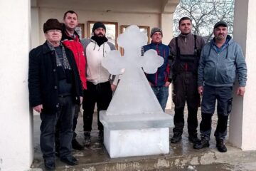 Altarul crucii de gheață de Bobotează și făuritorii lui, pompierii voluntari bosânceni
