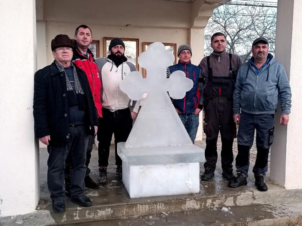Altarul crucii de gheață de Bobotează și făuritorii lui, pompierii voluntari bosânceni