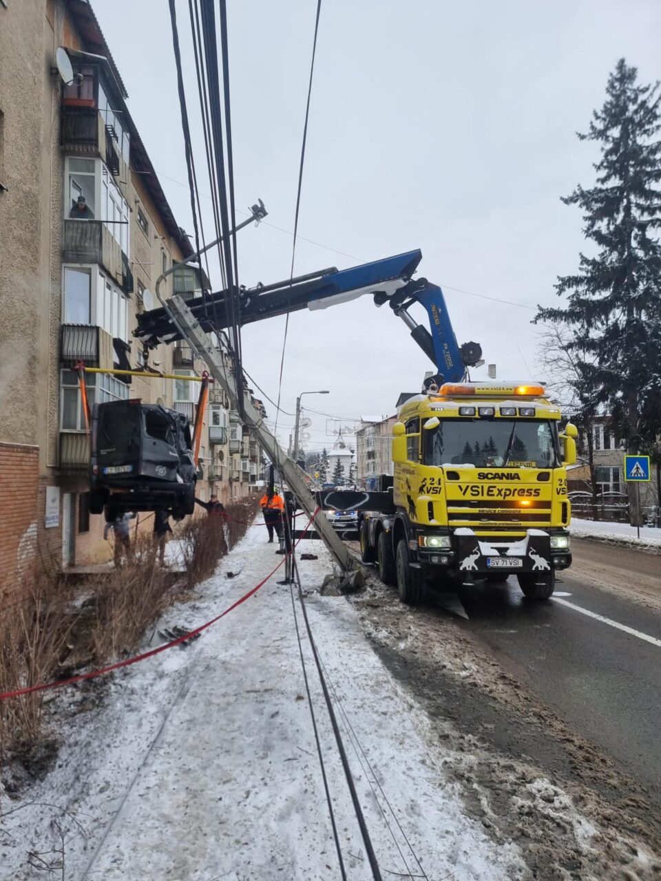 A rupt cu mașina un stâlp de beton și a ajuns în peretele unui bloc