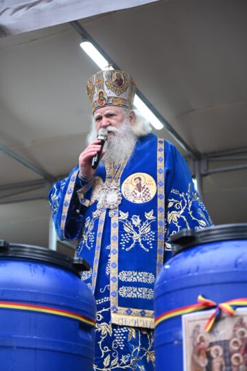 Sfânta Liturghie a fost săvârșită de Înaltpreasfințitul Părinte Calinic, Arhiepiscop al Sucevei și Rădăuților