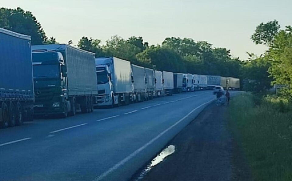 Transportatorii de mărfuri se pregătesc de proteste ample în Suceava și în mai multe orașe mari din țară Transportatorii de mărfuri se pregătesc de proteste ample în Suceava și în mai multe orașe mari din țară