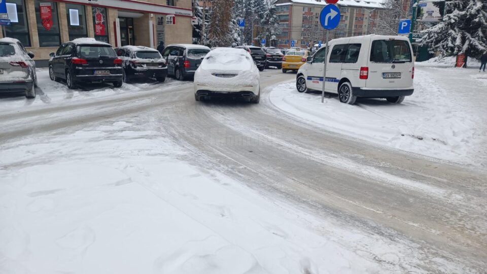 Strat periculos de gheață pe majoritatea străzilor și trotuarelor după fenomenele meteo de la finele săptămânii