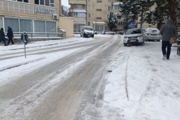 Strat periculos de gheață pe majoritatea străzilor și trotuarelor după fenomenele meteo de la finele săptămânii