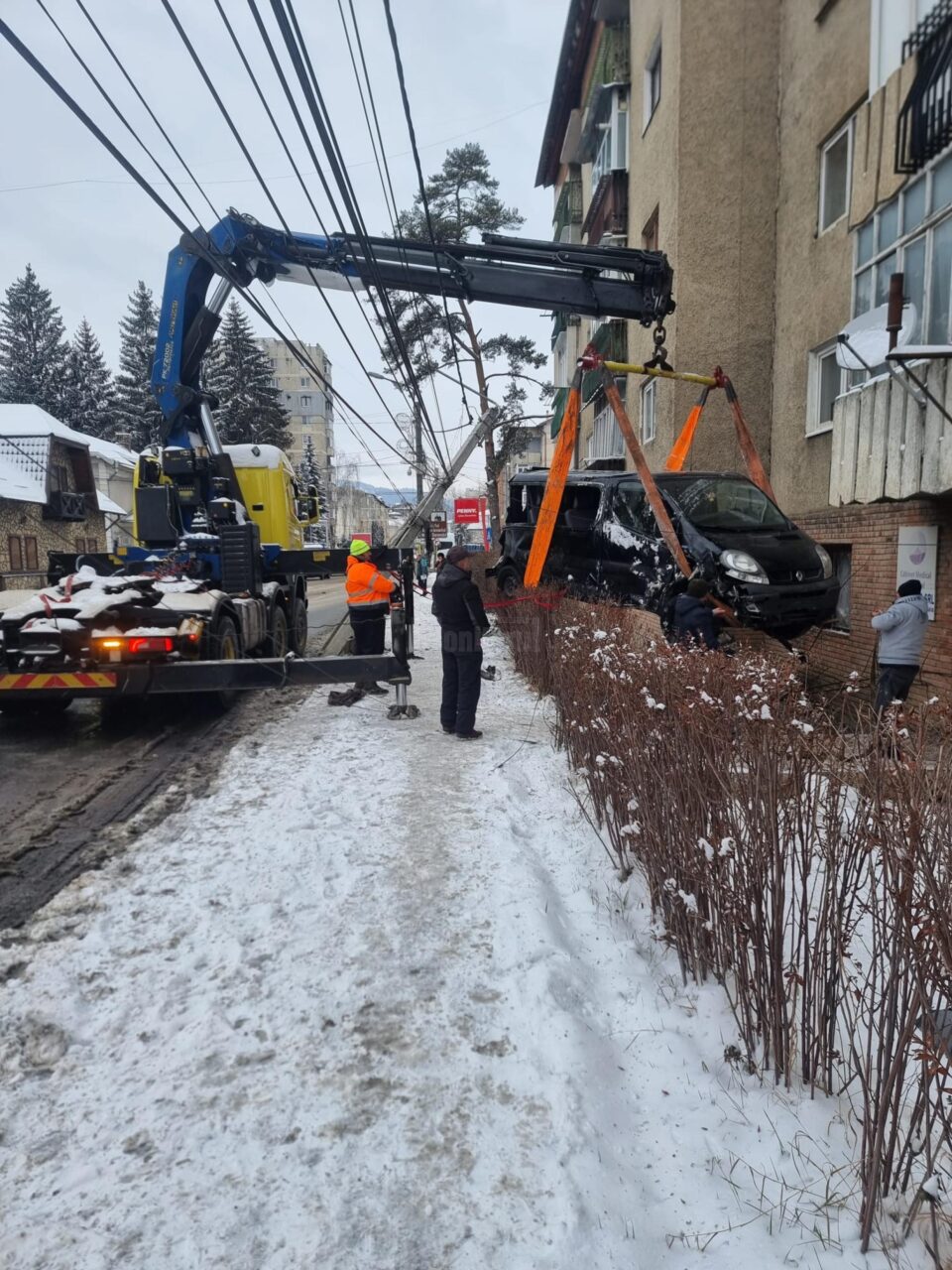 A rupt cu mașina un stâlp de beton și a ajuns în peretele unui bloc
