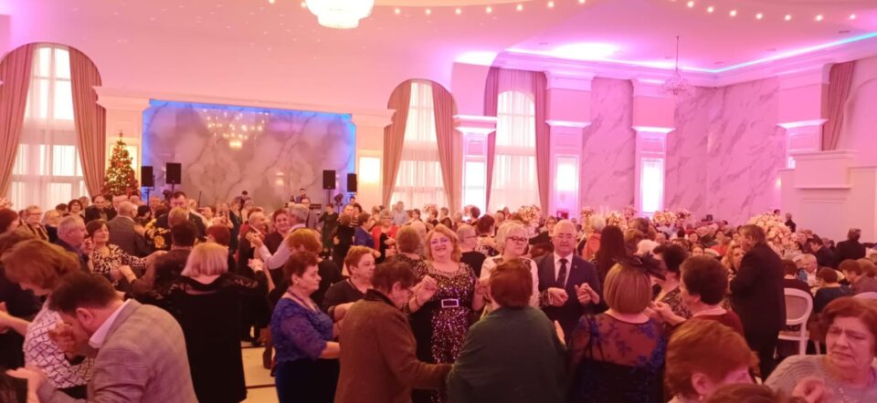 Peste 600 de pensionari suceveni au sărbătorit un al doilea revelion după cel de acasă