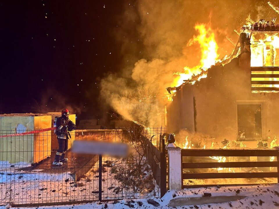 Casă distrusă de un puternic incendiu, la Sucevița