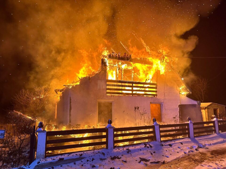Casă distrusă de un puternic incendiu, la Sucevița