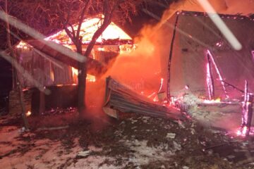 Două clădiri de locuit, distruse în totalitate într-un incendiu