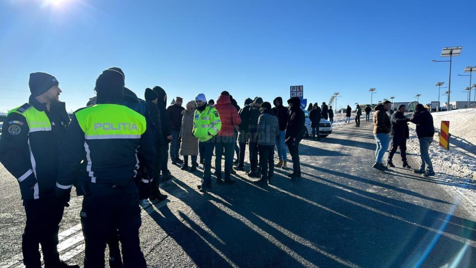 La începutul protestului, transportatorii s-au certat cu forțele de ordine după ce acestea au blocat accesul în parcarea în care s-au adunat camioanele