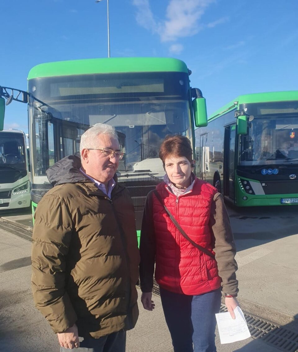 Primarul Ion Lungu și prima femeie care a fost angajată șofer la TPL, Măriuța Spătaru
