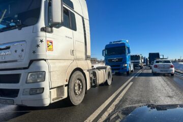 Zeci de transportatori au protestat la Suceava, nemulțumiți de politicile fiscale luate de actualul Guvern