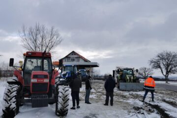 Zeci de fermieri suceveni au ieșit cu tractoarele pe drumul european 85