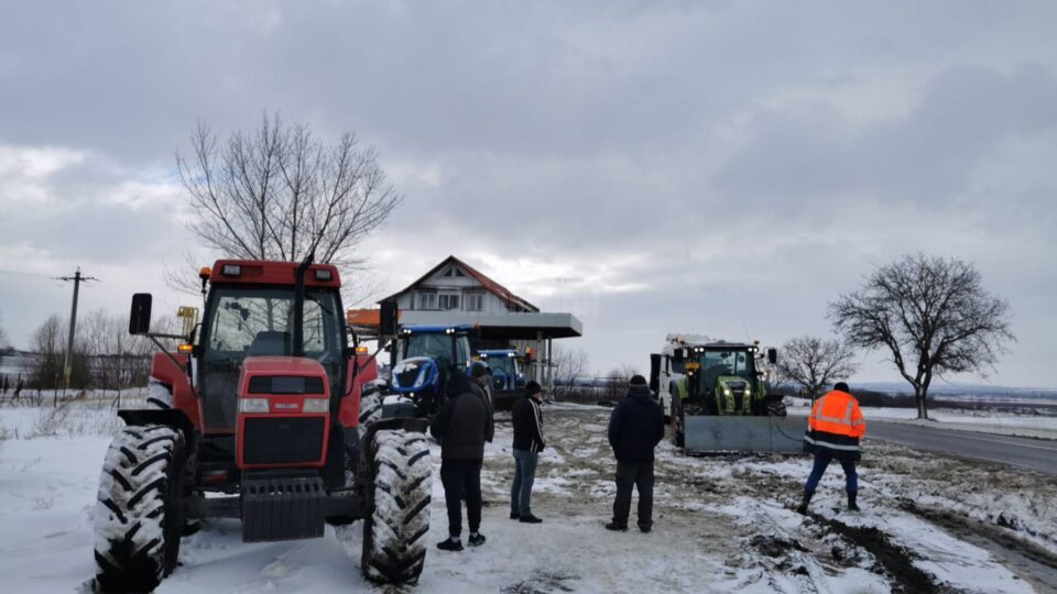 Zeci de fermieri suceveni au ieșit cu tractoarele pe drumul european 85
