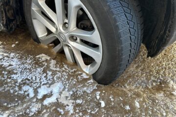Zeci de autoturisme „captive” în gheață după o avarie la rețeaua de apă