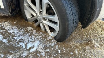 Zeci de autoturisme „captive” în gheață după o avarie la rețeaua de apă