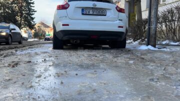 Zeci de autoturisme „captive” în gheață după o avarie la rețeaua de apă