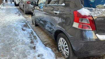 Zeci de autoturisme „captive” în gheață după o avarie la rețeaua de apă