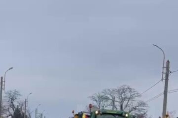 Protestatarii s-au dus cu tractoarele spre PTF Siret