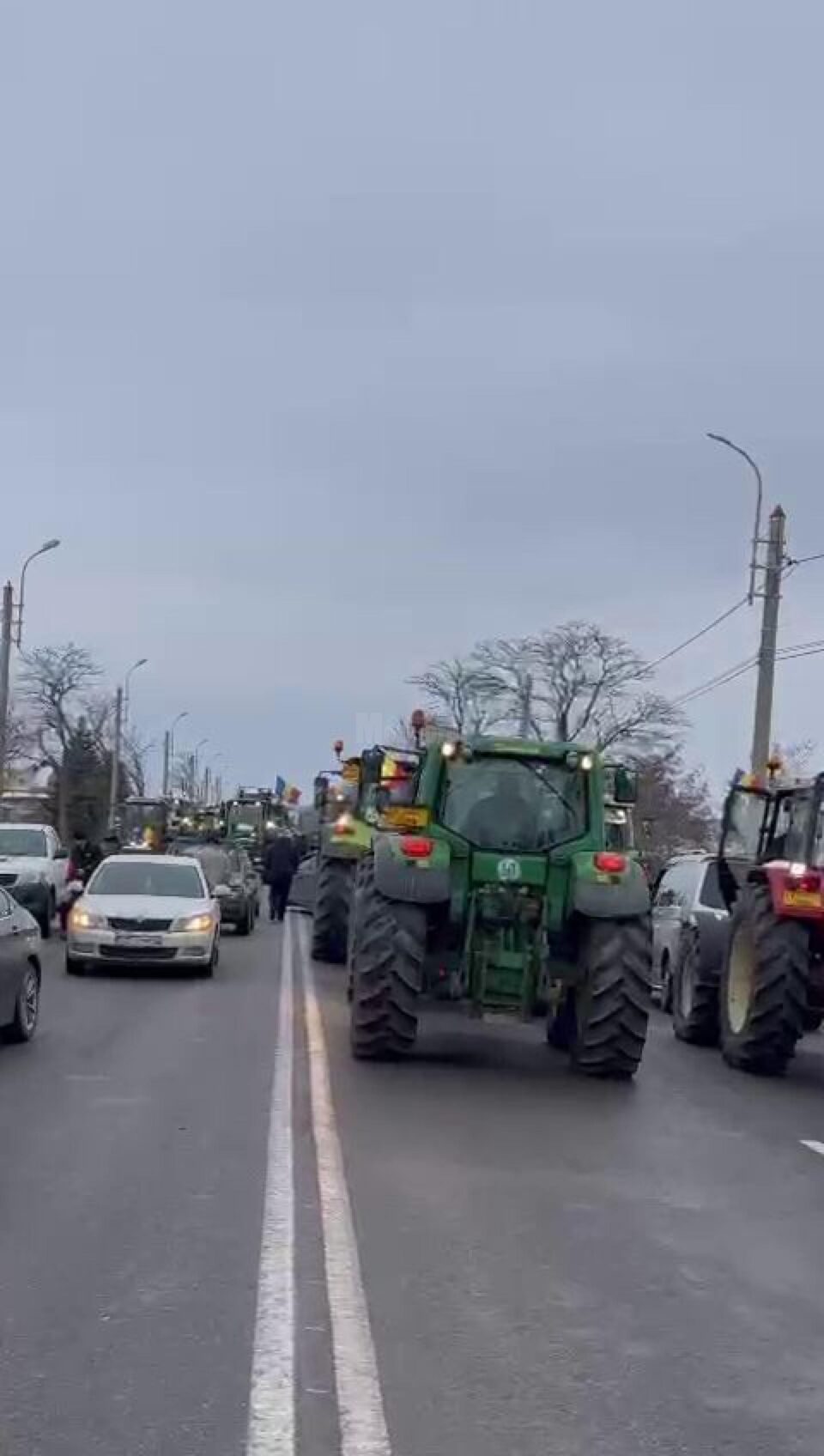 Protestatarii s-au dus cu tractoarele spre PTF Siret