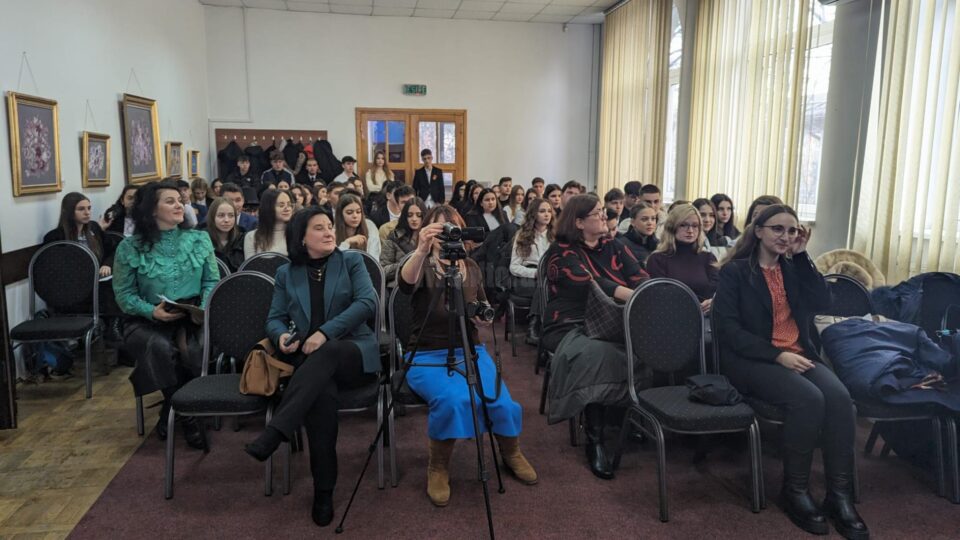 Elevi ai Colegiului Național de Informatică „Spiru Haret” au sărbătorit Ziua Culturii Naționale la Biblioteca Bucovinei