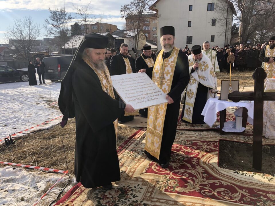 Duminică a fost pusă piatra viitoarei biserici a noului așezământ de bătrâni care va fi construit de Arhiepiscopia Sucevei și Rădăuților