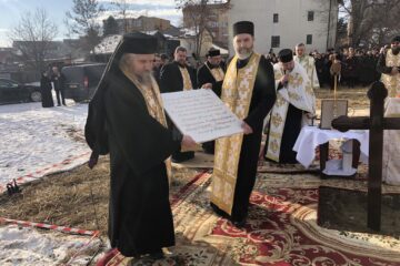 Duminică a fost pusă piatra viitoarei biserici a noului așezământ de bătrâni care va fi construit de Arhiepiscopia Sucevei și Rădăuților