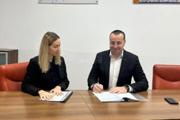Actele adiționale pentru două dintre proiectele pe P.N.R.R. , semnate la București de viceprimarul Sucevei, Lucian Harșovschi
