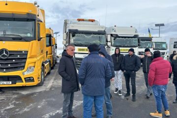 Transportatorii s-au adunat în parcarea de pe șoseaua de centură a Sucevei