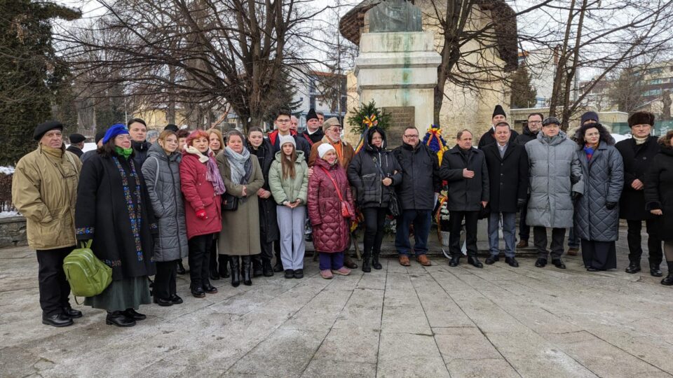 Coroane de flori, la statuia poetului Mihai Eminescu din municipiul Suceava, de Ziua Culturii Naționale