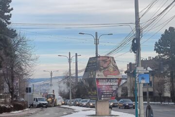 Zona în care se intervine pentru a se remedia avaria la magistrala de termoficare a Sucevei